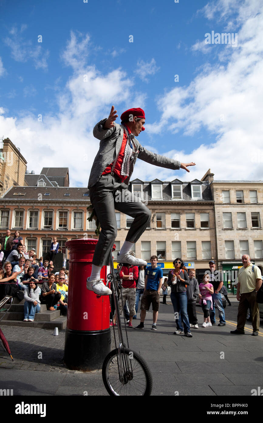 Edinburgh Fringe street performer Scozia UK Europa Foto Stock