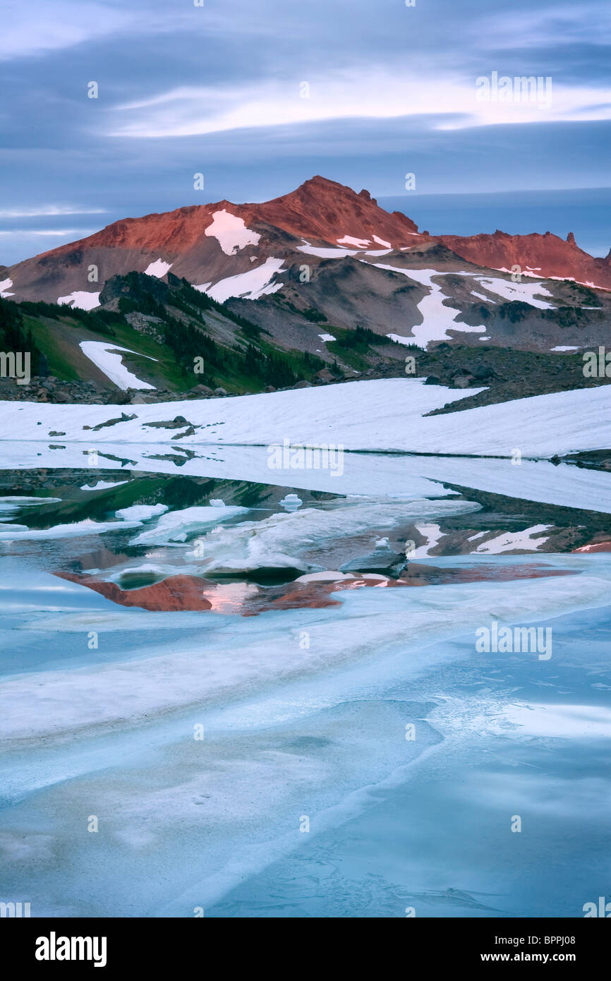 Vista della vecchia montagna innevata dal lago di capra nelle rocce di capra deserto, Washington, Stati Uniti d'America Foto Stock