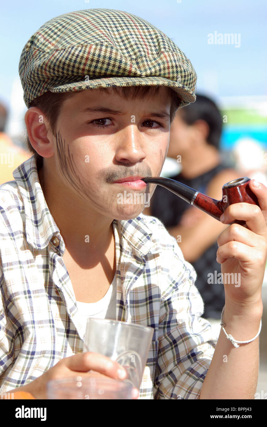 Feste tradizionali dello Spirito Santo a Ponta Delgada, isola di São Miguel, Azzorre, Portogallo, con la gente del posto in costumi vivaci, musicisti e ballerini folcloristici Foto Stock