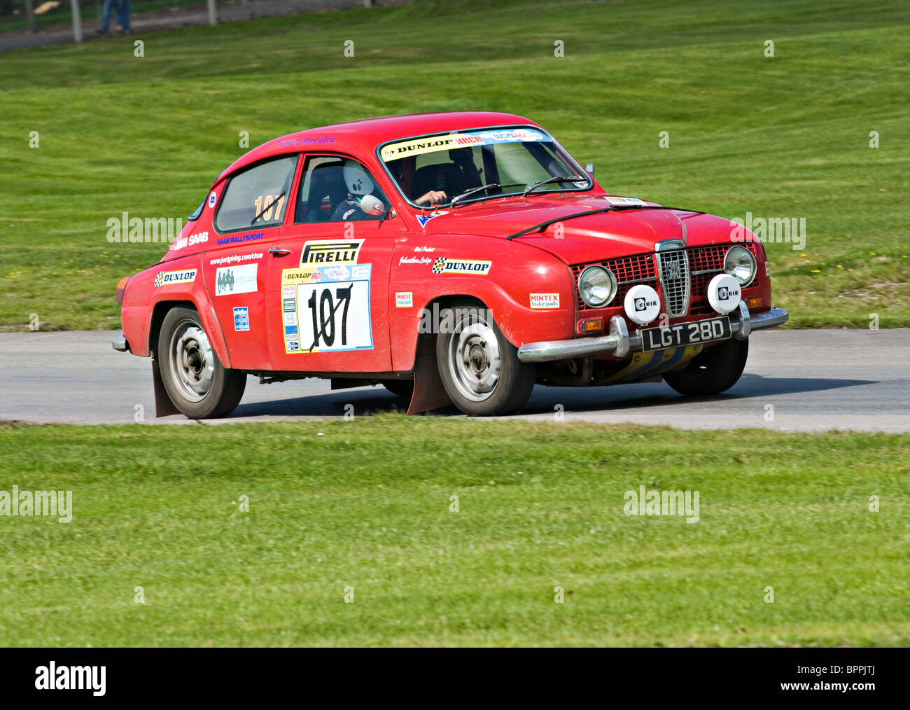 Saab 96 rally auto sulla pista Rally ad Oulton Park Motor Racing circuito Cheshire England Regno Unito Regno Unito Foto Stock