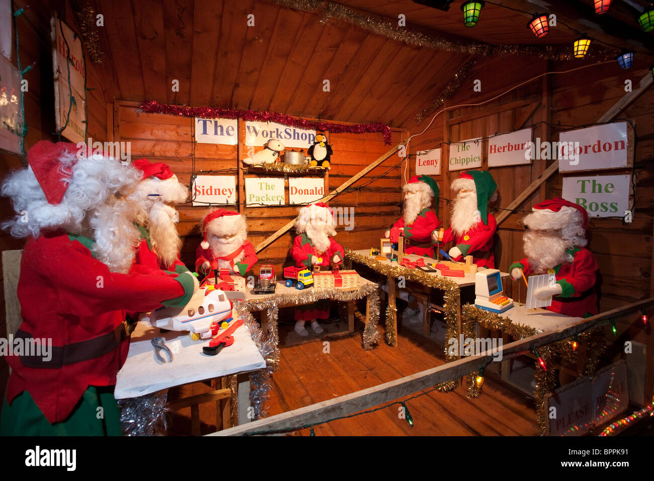 Babbo Natale e i suoi aiutanti in Santa Grotta a Natale foto:Jeff Gilbert Foto Stock