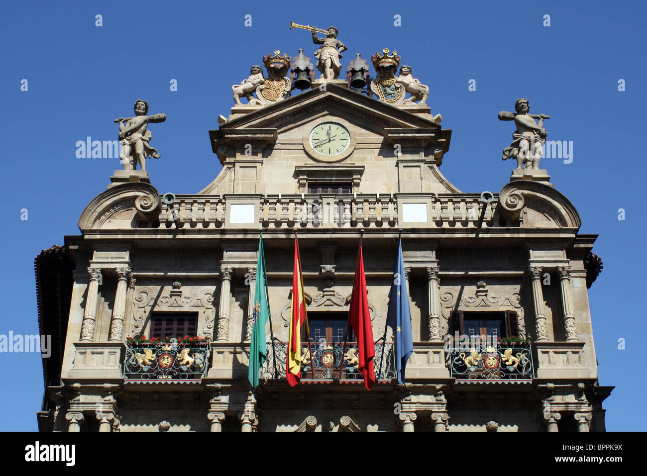 Comune di Pamplona (Spagna) che mondo famoso balcone è rilasciato dal razzo che lancia la festa di San Fermín. Foto Stock