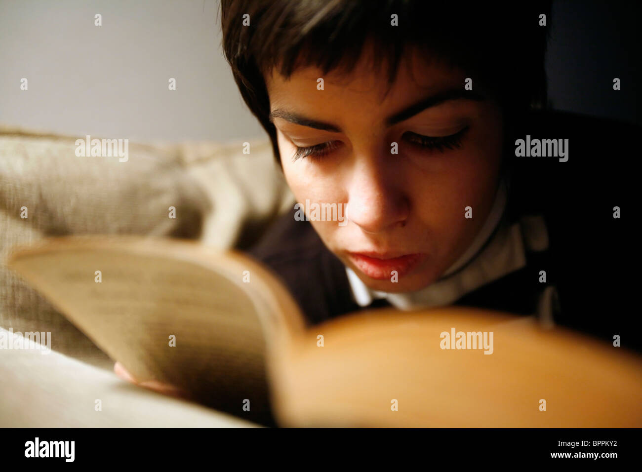 Persona la lettura di un libro Foto Stock