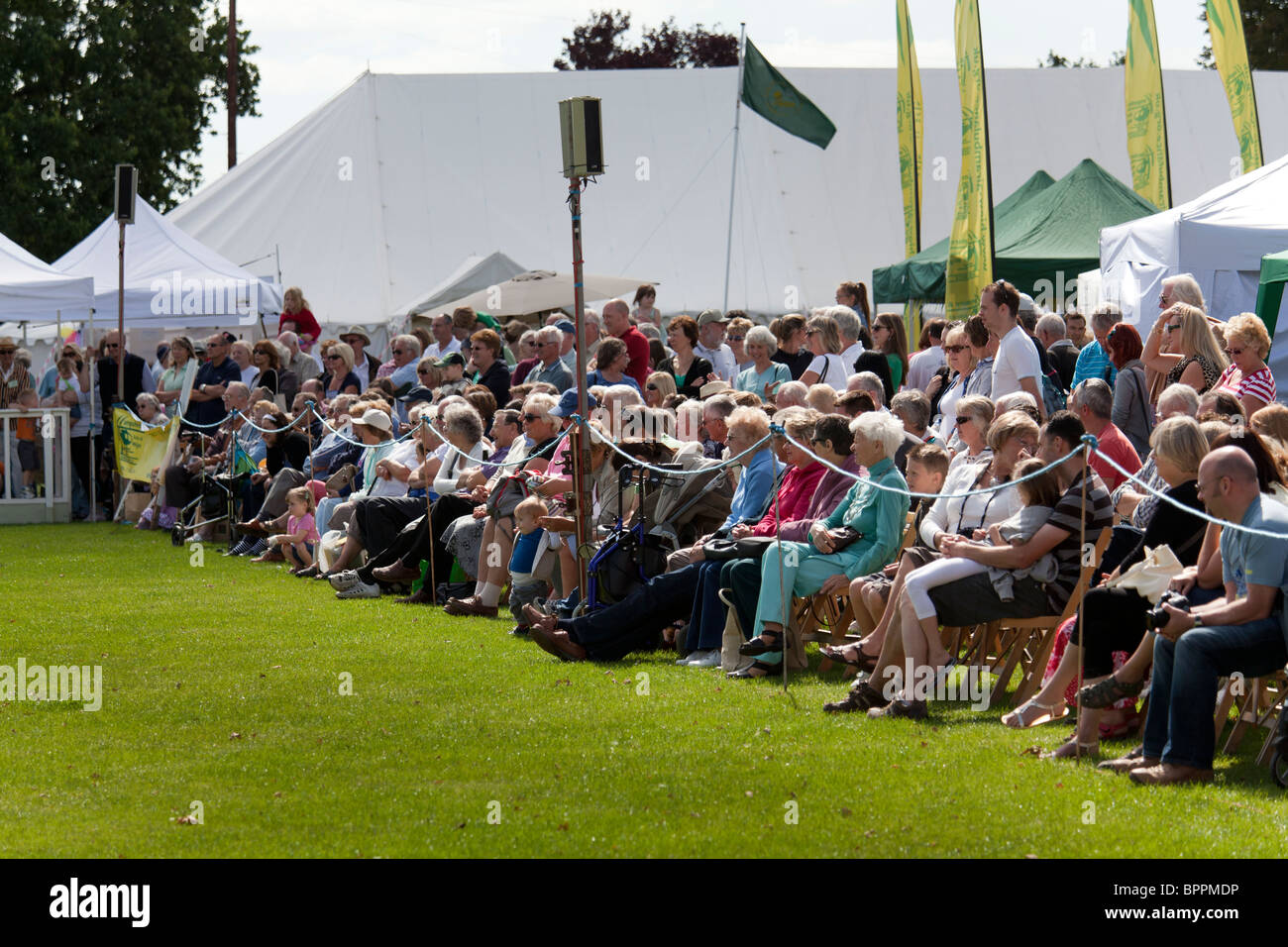 La folla di persone che guardano arena eventi a Peschici Flower Show Foto Stock