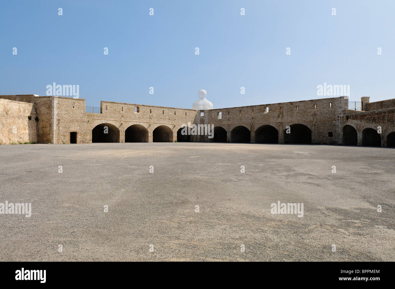 La statua "nomade" presso il porto di Antibes, dall artista internazionale Jaume da Plensa a, si siede dietro il bastione Saint-Jaume Foto Stock