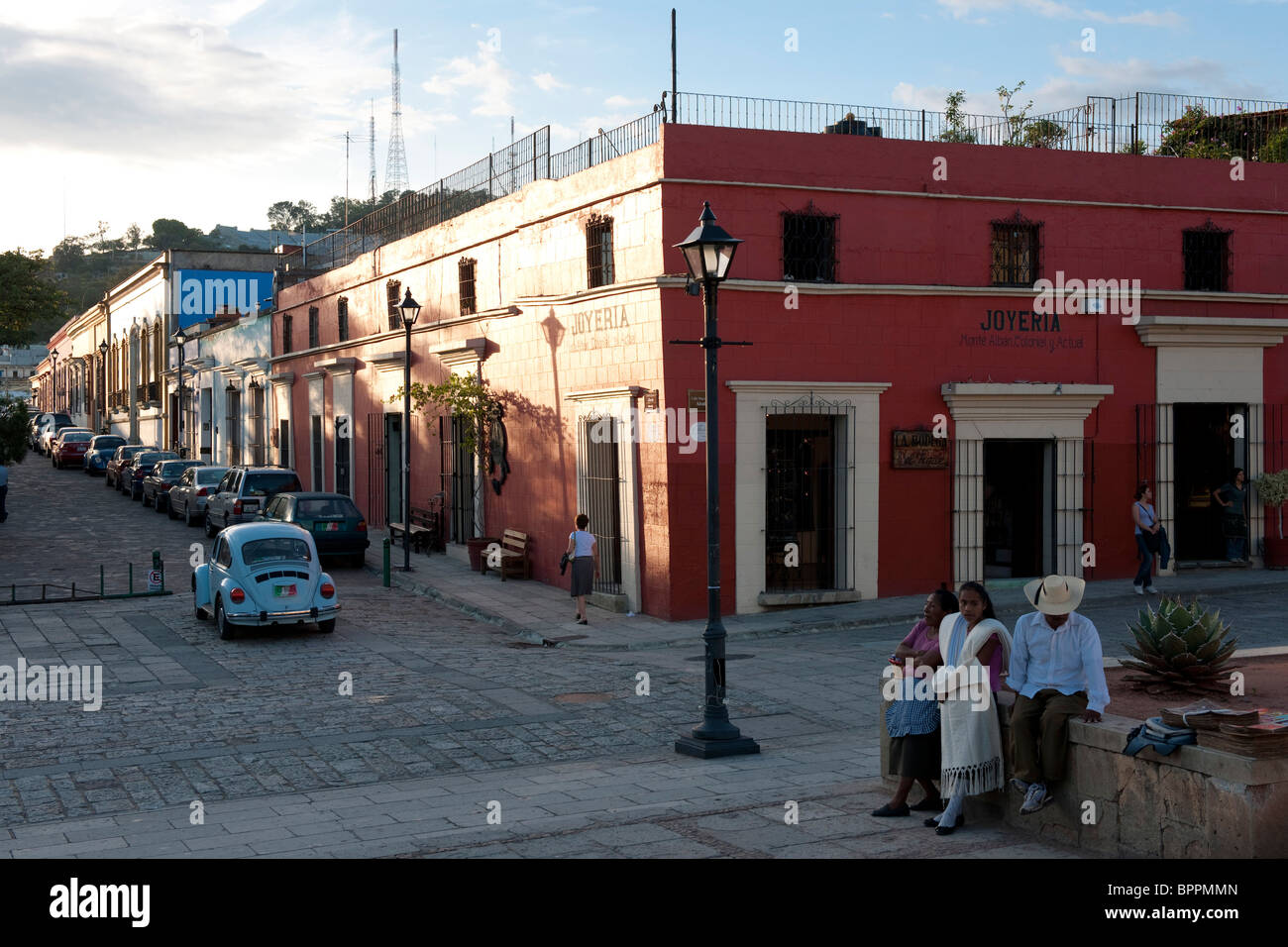 Scena di strada con edifici coloniali, Oaxaca, Messico Foto Stock
