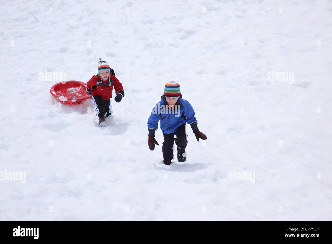 Due giovani ragazzi in snow una salita Foto Stock