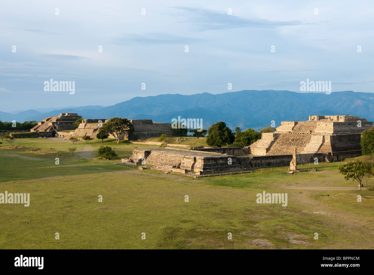 Gran Plaza, antica capitale zapoteco, Monte Alban, Oaxaca, Messico Foto Stock