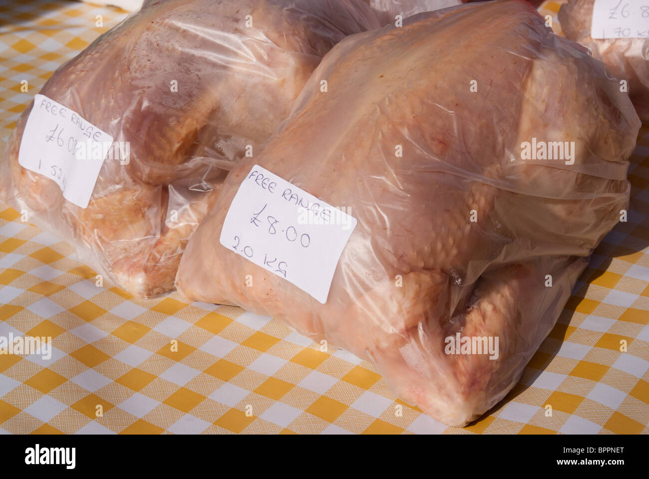 Fresh free range naturalmente i polli di allevamento per la vendita al mercato degli agricoltori Kelso Scozia prezzo determinato dal peso kg Foto Stock