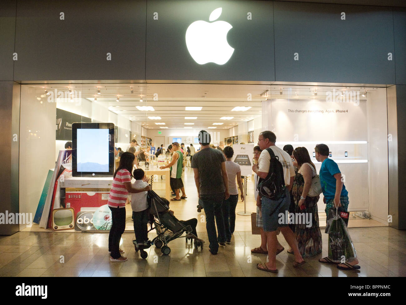 Le persone che entrano nel negozio Apple Store, al Fashion Show Mall di Las Vegas Nevada USA Foto Stock
