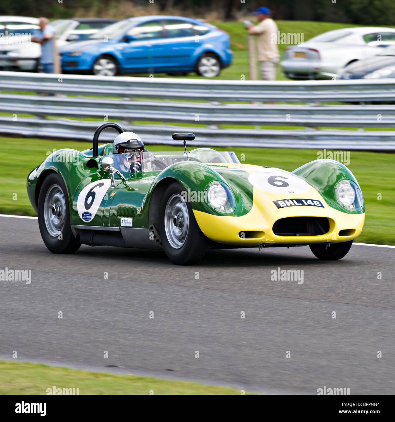 Il Lister Chevrolet Sports Racing Car nel Trofeo gara di Oulton Park motore circuito di gara Cheshire England Regno Unito Regno Unito Foto Stock