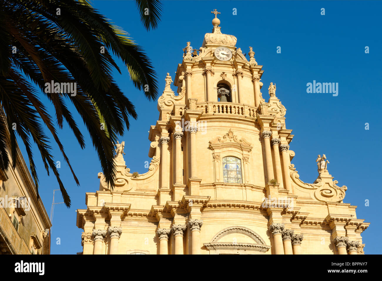 Barocca cattedrale di St George progettato da Rosario Gagliardi , Piazza Duomo, Ragusa Ibla, Sicilia. Foto Stock