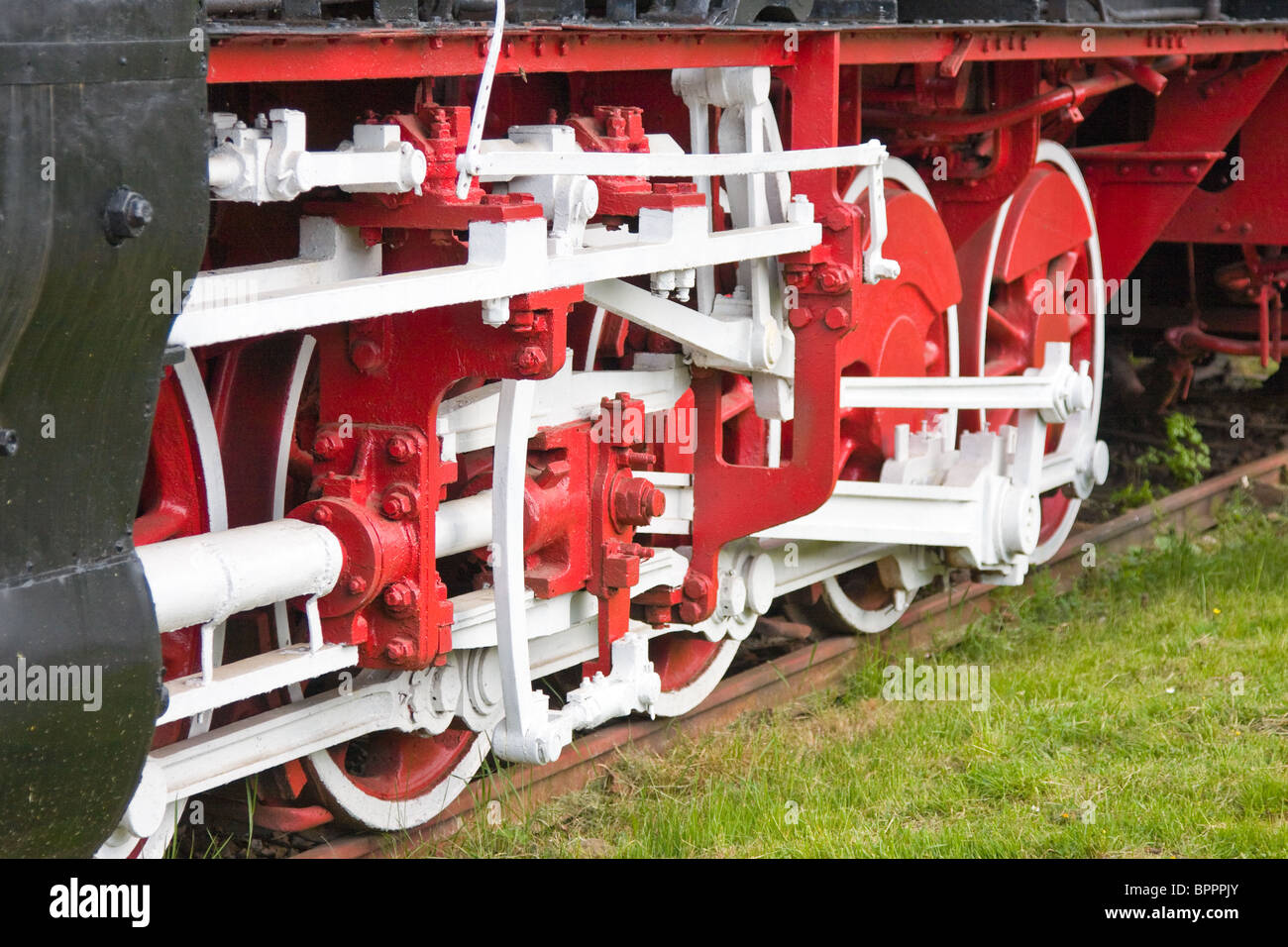 Close up le ruote di un treno a vapore locomotiva di Resita museo del treno in Romania. Foto Stock