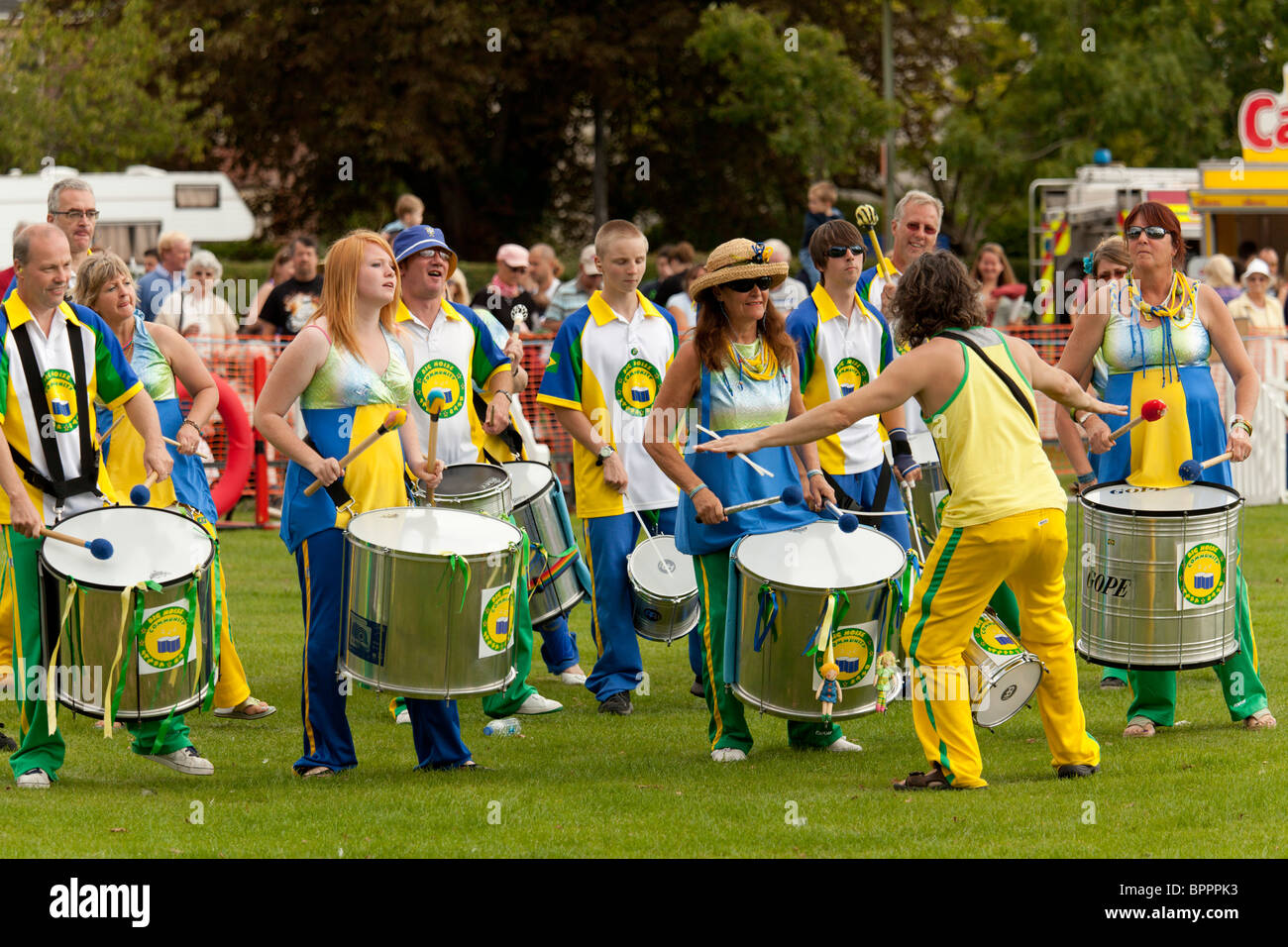 Samba drumming band alla fiera di paese dalla grande comunità di rumore a banda Samba Foto Stock