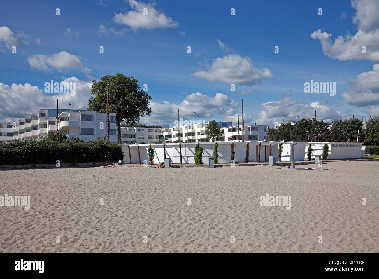 La spiaggia di Bellevue a Klampenborg, vicino a Copenhagen, in Danimarca, in una giornata limpida e tarda estate. Tutti gli edifici disegnati da Arne Jacobsen. Architetto modernista. Foto Stock