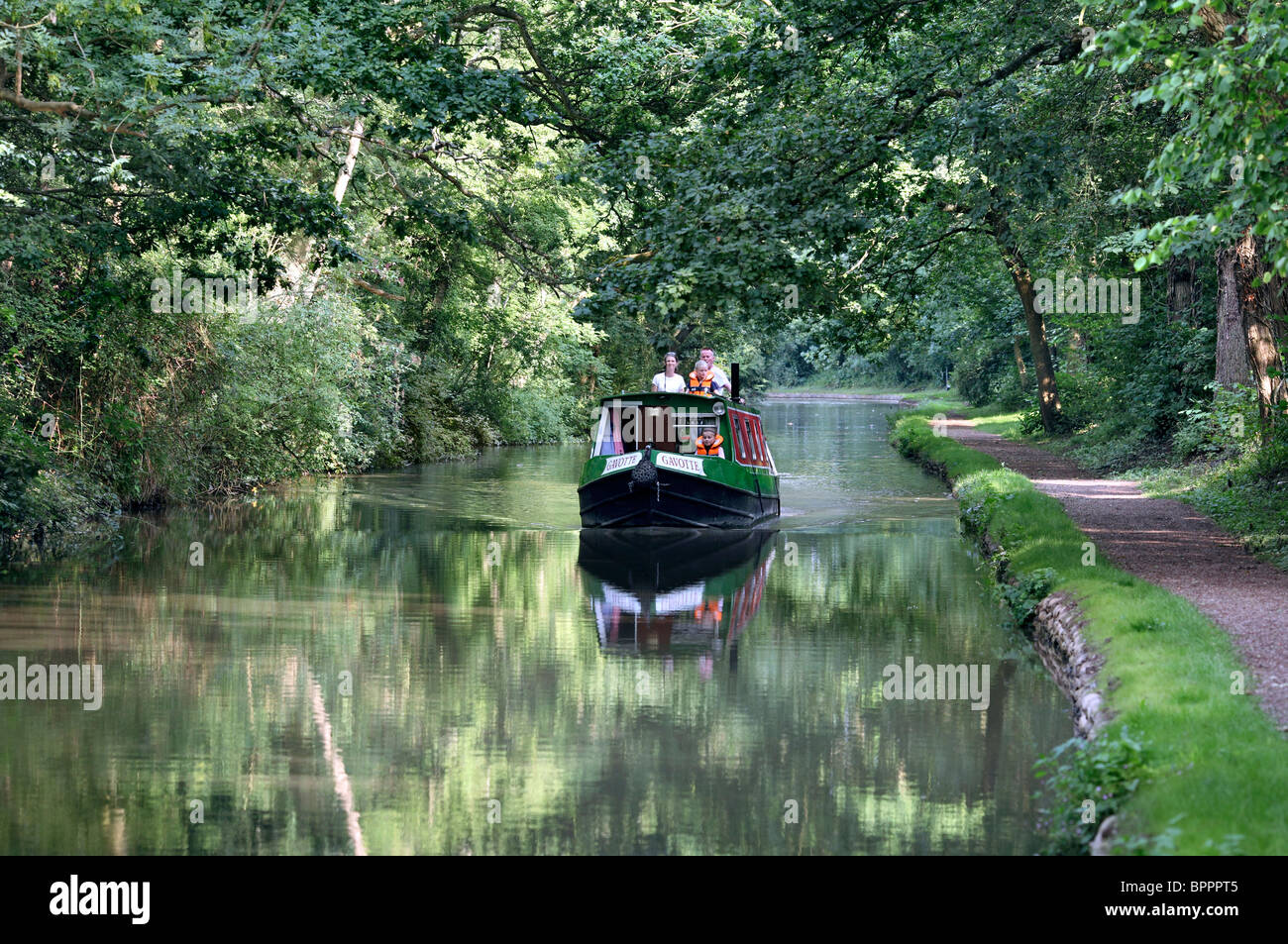 Un narrowboat sulla Oxford Canal, vicino Brinklow Warwickshire. Foto Stock