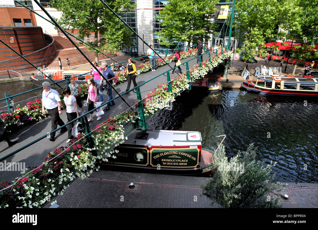 Passerella che collega Brindleyplace al Centro Congressi Internazionale (ICC) sul lato opposto del canale, Birmingham. Foto Stock