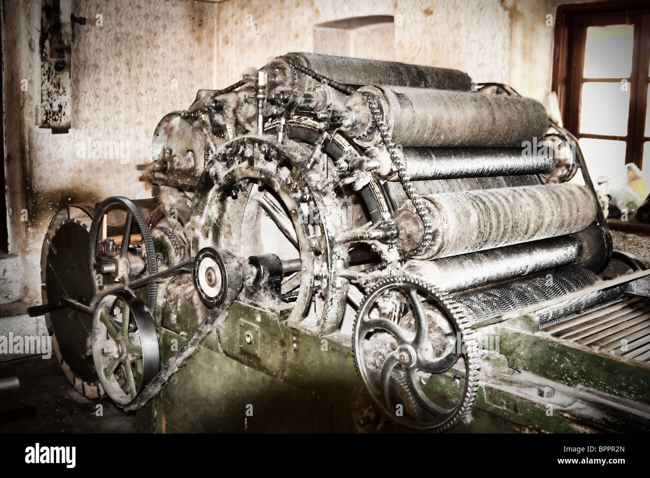 Meccanismo di lana in un tradizionale laboratorio rumeno a 'La Valtori' nel villaggio di Lisa. Foto Stock
