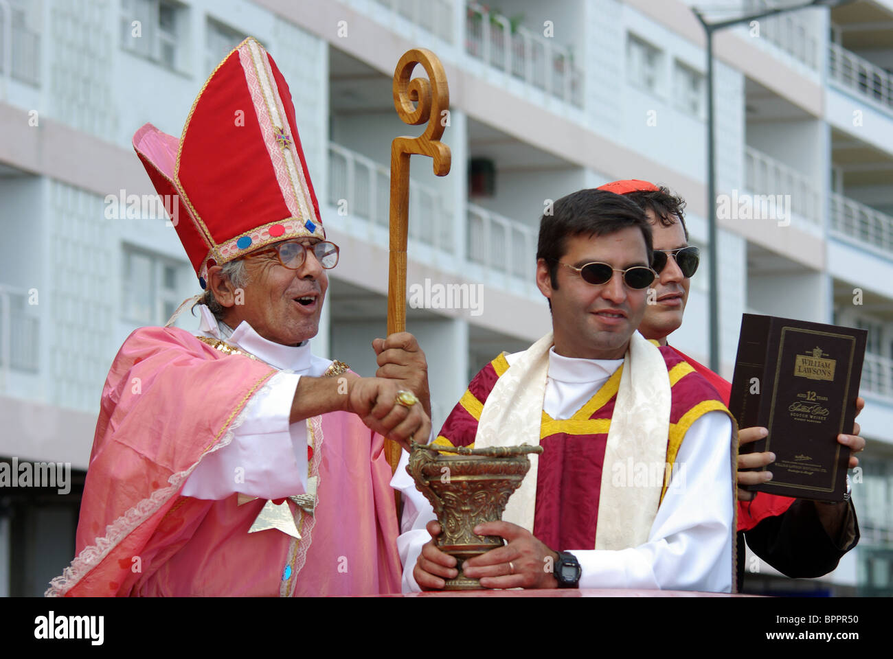 Feste tradizionali dello Spirito Santo a Ponta Delgada, isola di São Miguel, Azzorre, Portogallo, con la gente del posto in costumi vivaci, musicisti e ballerini folcloristici Foto Stock