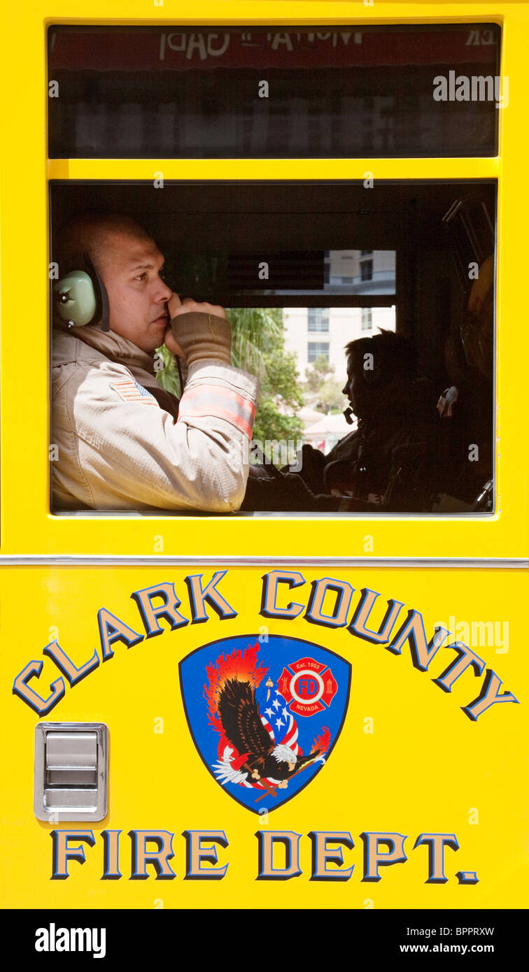 Una contea di Clark vigile del fuoco nel suo firetruck, Las Vegas Nevada USA Foto Stock