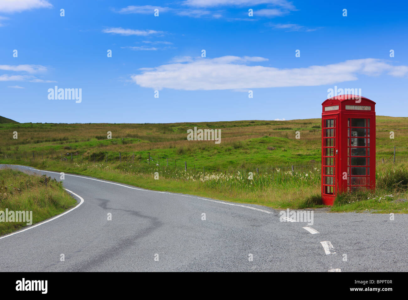 Telefono rosso Booth vicino Duntulm, nord sull isola di Skye Foto Stock