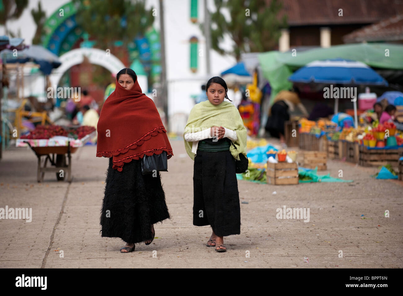 Donne tradizionali nel mercato, San Juan Chamula, vicino a San Cristobal de las Casas, Chiapas, Messico Foto Stock