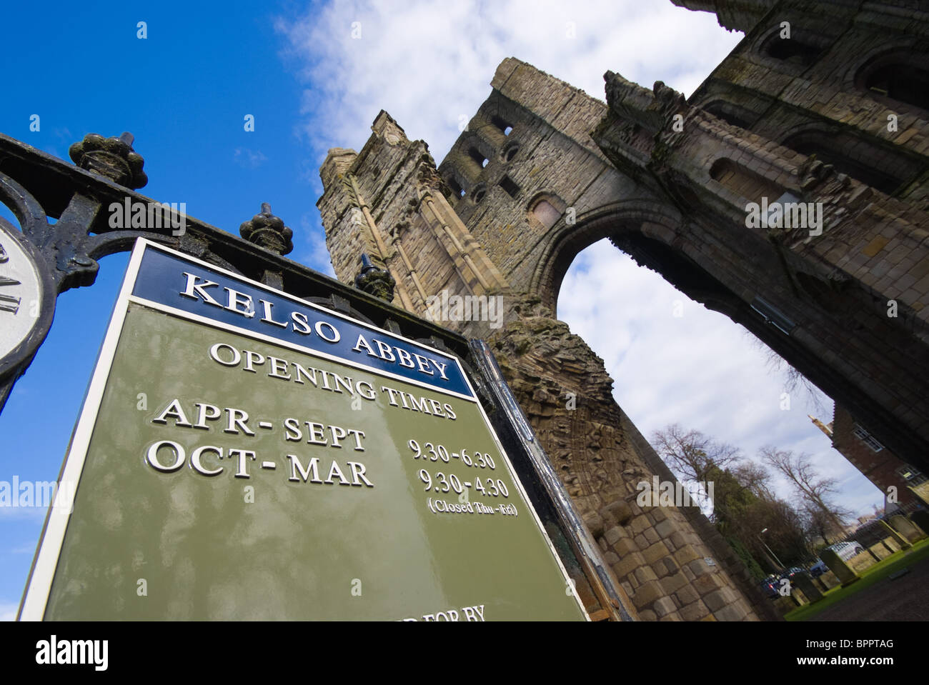 Kelso Abbey Scottish Borders Regno Unito - Orari di apertura stagionali Foto Stock