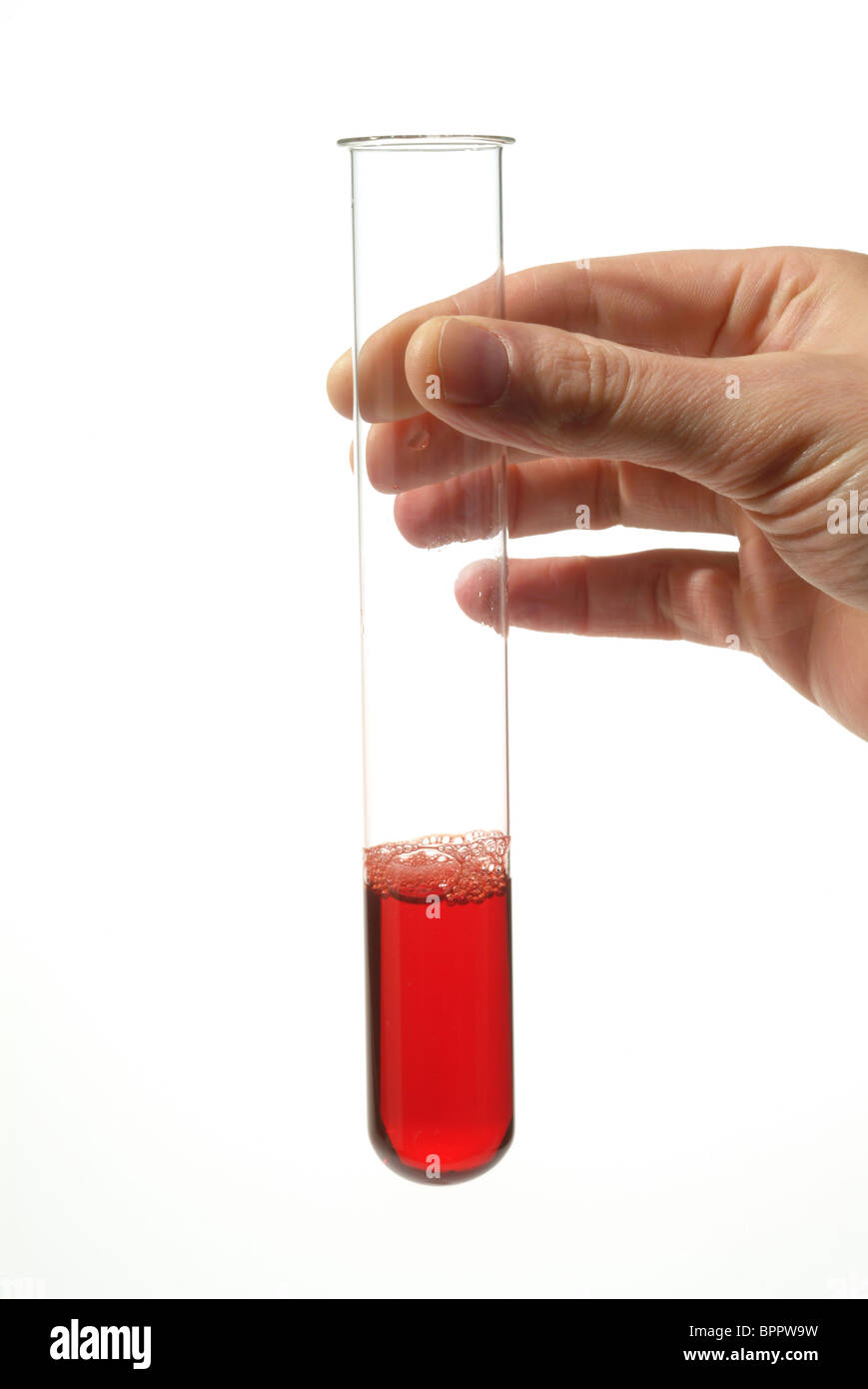 Un tubo di prova con liquido rosso Foto Stock