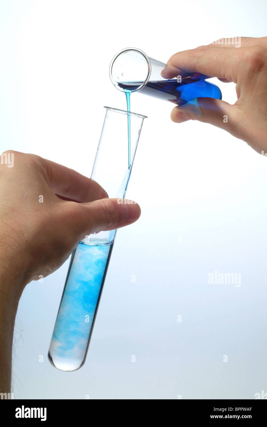 Due provette con liquido di colore blu Foto Stock