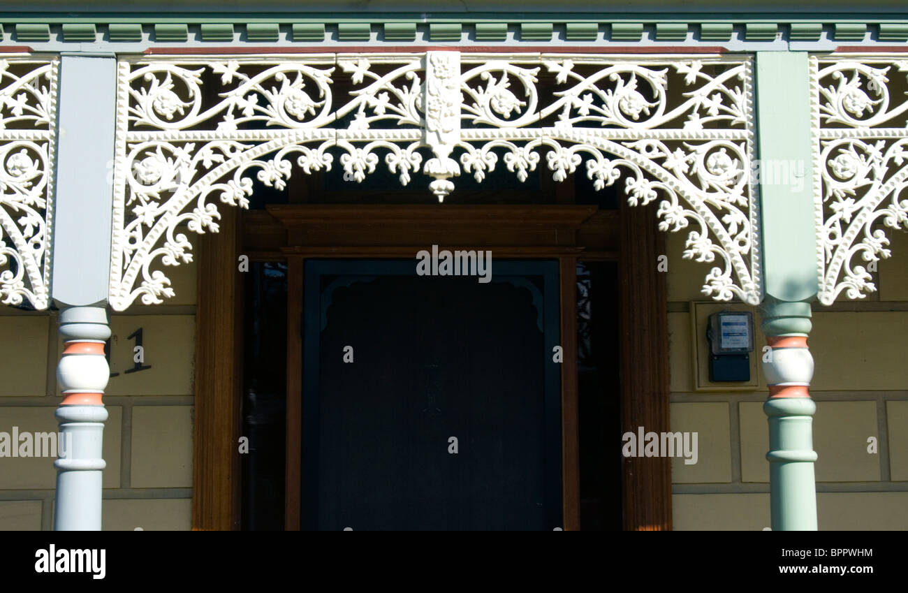 Epoca Vittoriana ferro battuto trine su cottages in Yarraville, Melbourne Foto Stock
