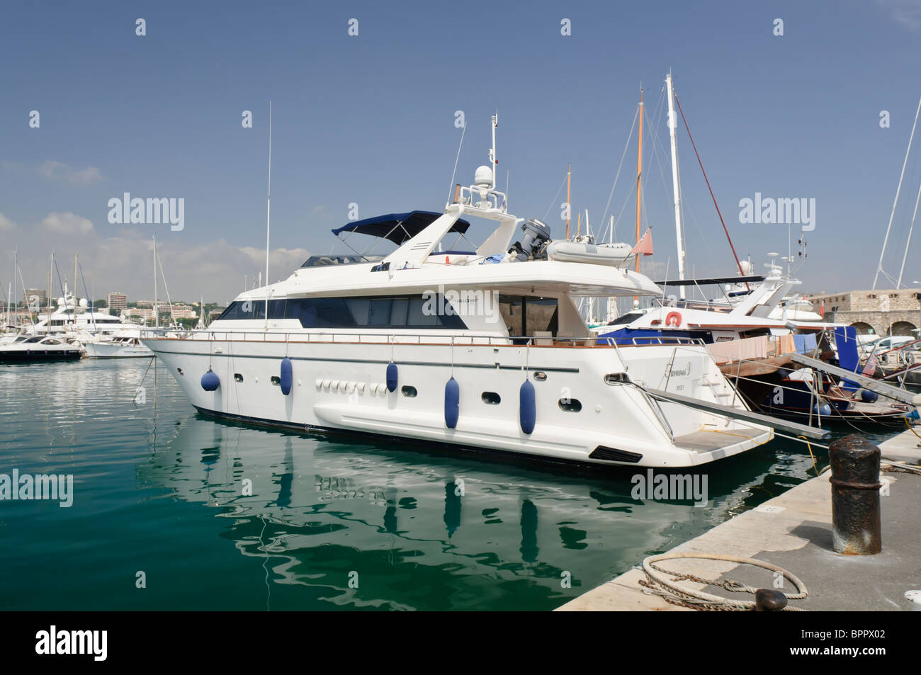 Cabinato di 'famoso V' ormeggiato a Antibes marina Foto Stock