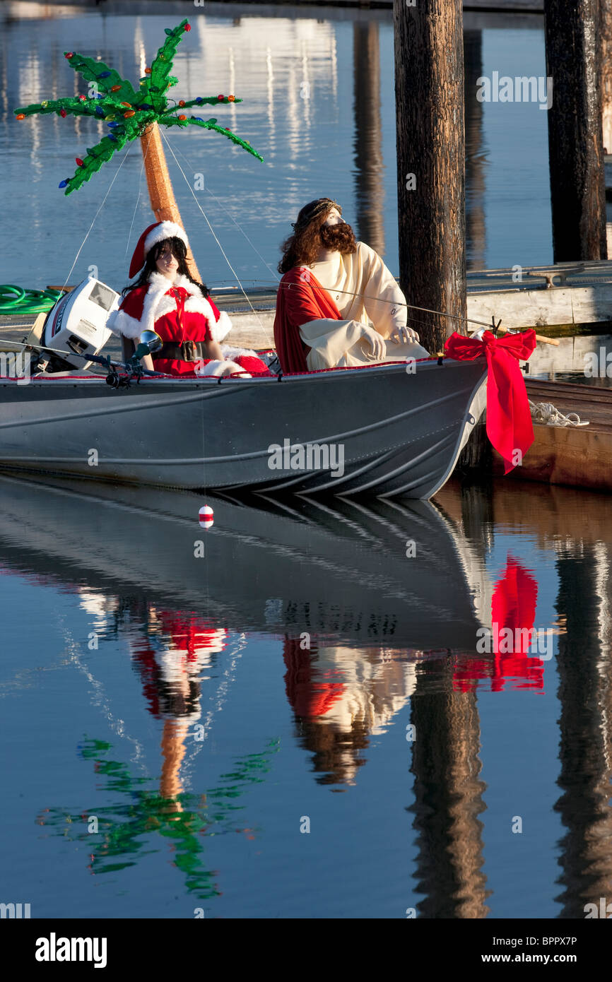 Barca comico con figure di Natale la pesca. Porto di Bandon, o Foto Stock