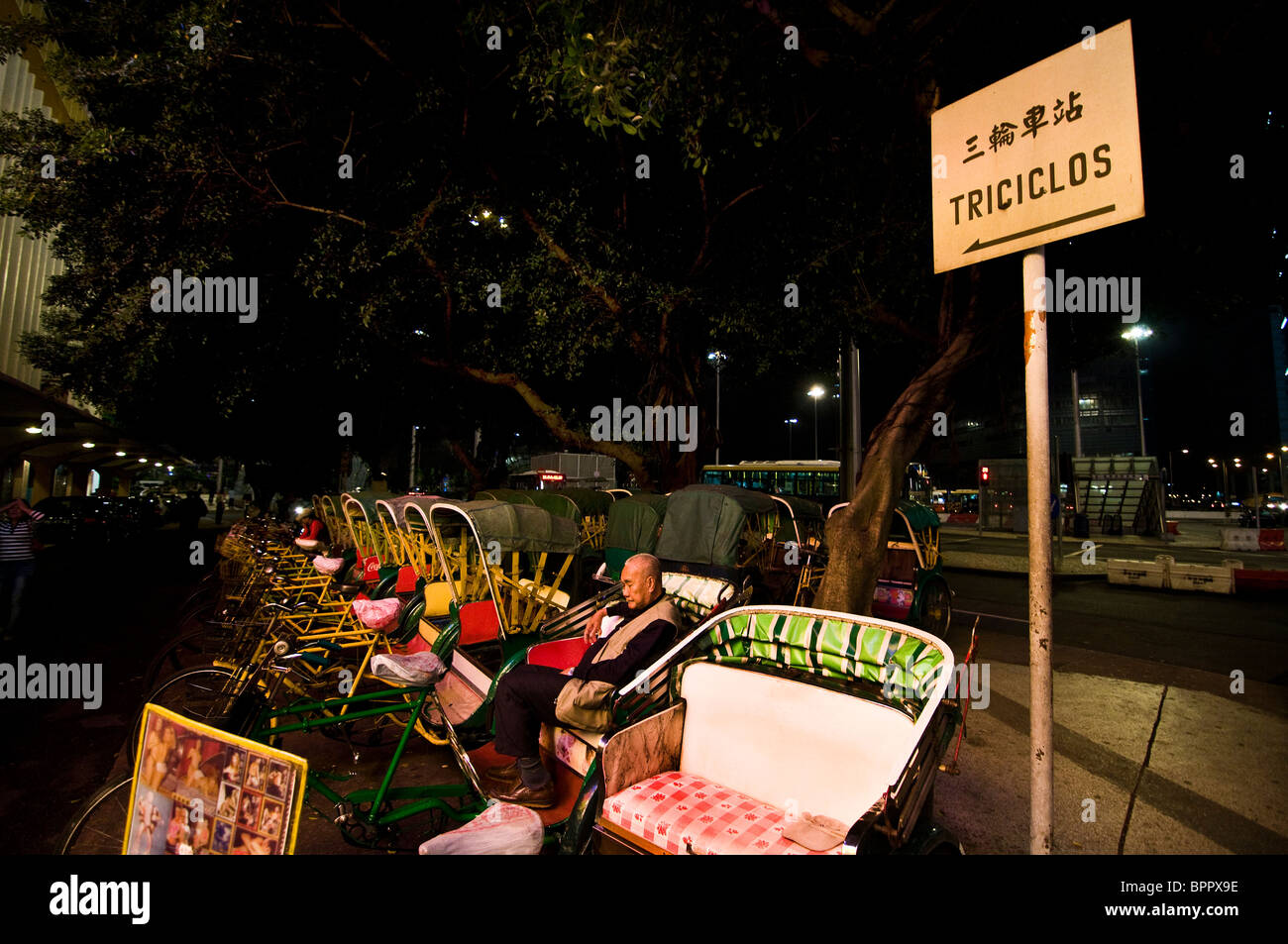 Il risciò si trova vicino al casinò Lisboa di Macao. Foto Stock