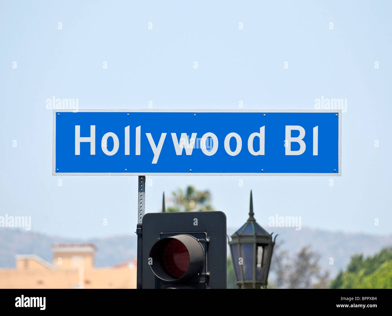 Hollywood Blvd strada segno su un luminoso giorno chiaro. Foto Stock