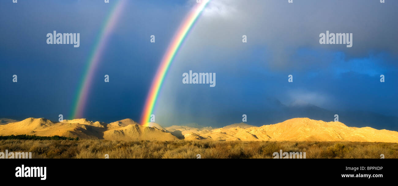 Doppio arcobaleno sulla Sierra orientale le montagne vicino al Vescovo, California Foto Stock