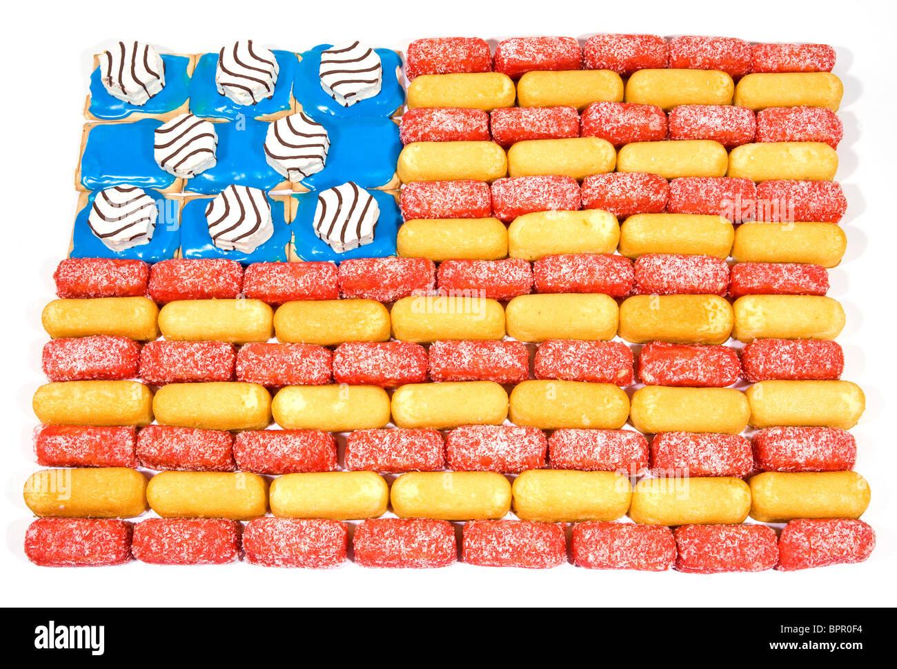Una bandiera americana fatta di junk food items compresi Twinkies, Zingers e crostate di Pop. Foto Stock