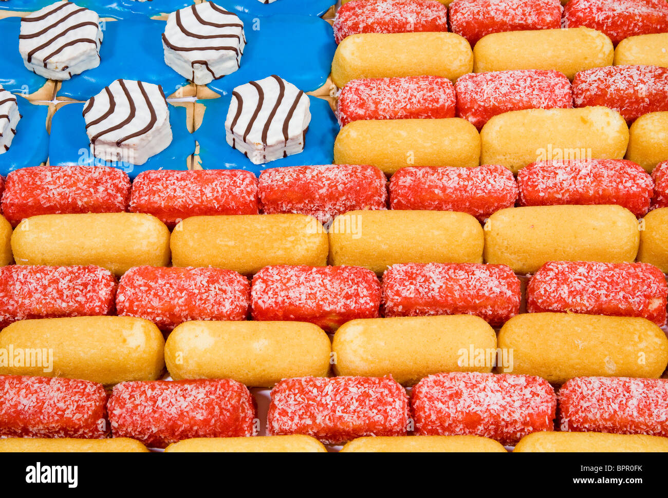 Una bandiera americana fatta di junk food items compresi Twinkies, Zingers e crostate di Pop. Foto Stock