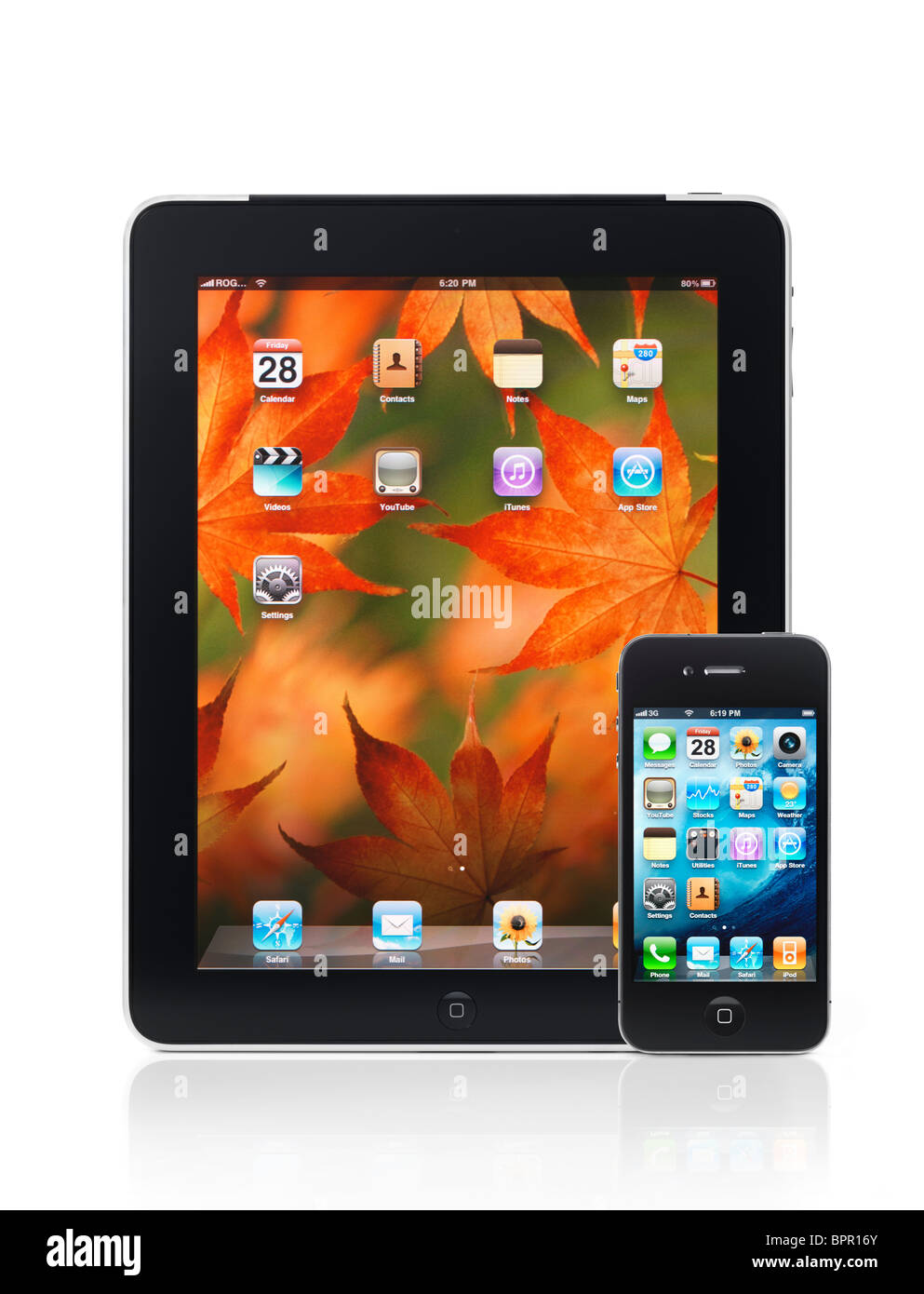 Apple iPad 3G tablet PC e iPhone 4 smartphone con le icone del desktop sul loro visualizza isolati su sfondo bianco. HQ Foto Stock