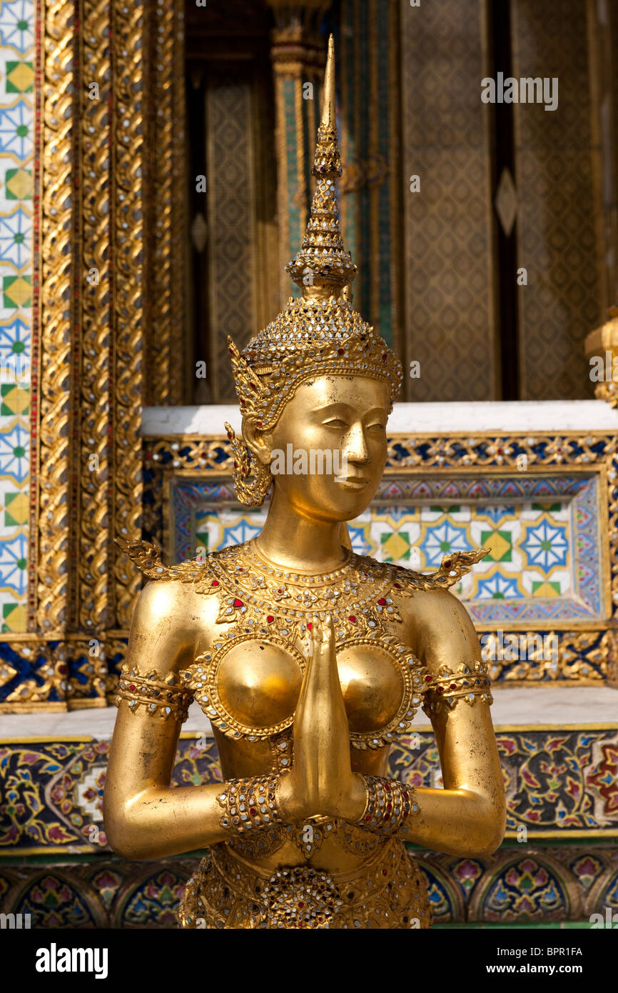 Statua d'oro, il Wat Phra Kaeo, il Grand Palace, Bangkok, Thailandia Foto Stock