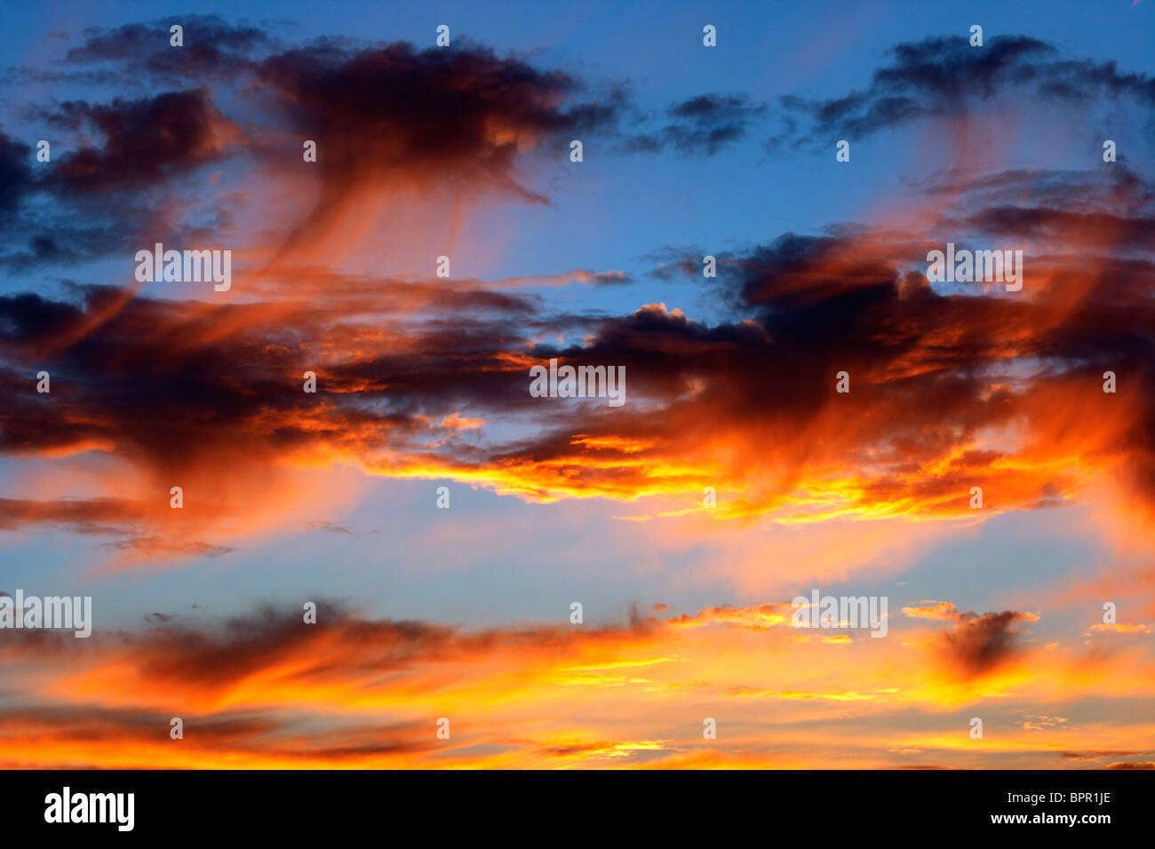 Alba - nubi colorate al tramonto Foto Stock