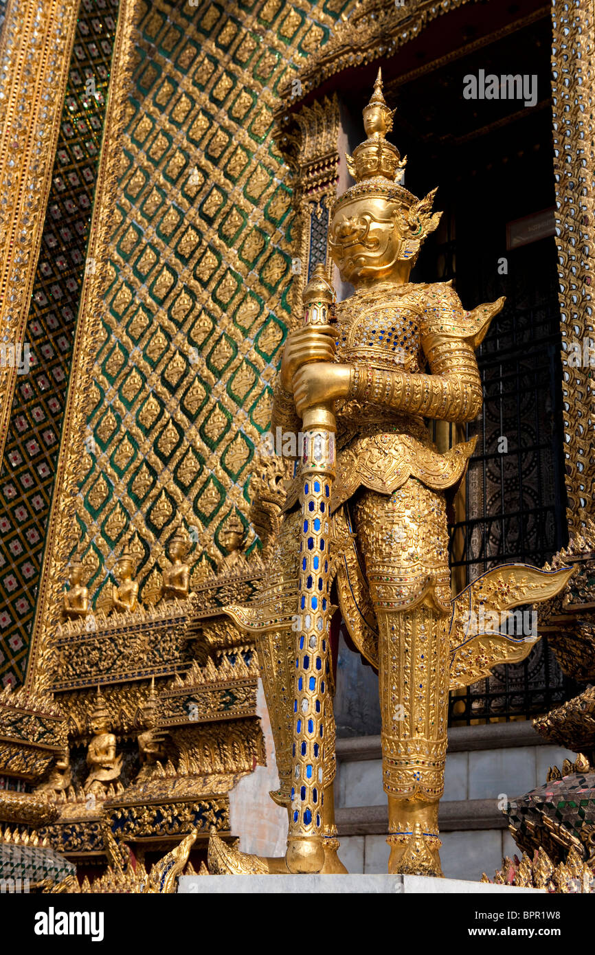 Yak proteggendo il Phra Mondop Building, Grand Palace, Bangkok, Thailandia Foto Stock