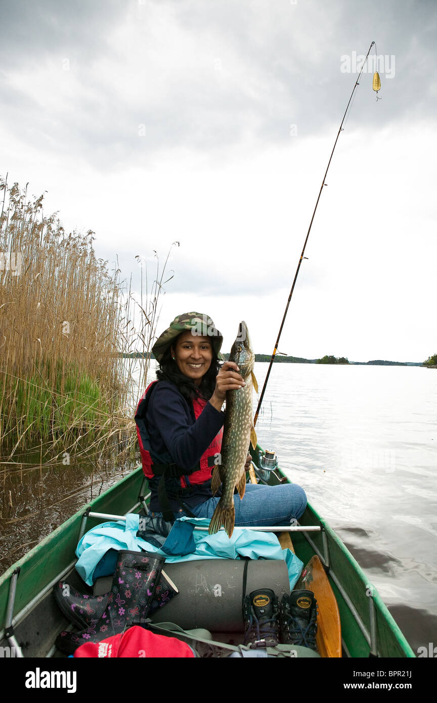 Ragazza con un luccio del nord, Esox lucius, catturati nel lago Vansjø in Østfold, Norvegia. Vansjø è una parte dell'acqua sistema chiamato Morsavassdraget. Foto Stock