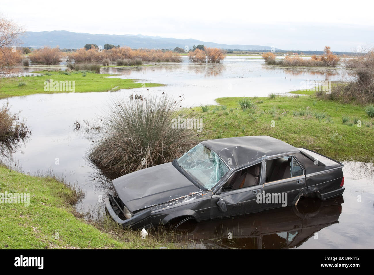 Car crash in una zona allagata di Grecia Foto Stock