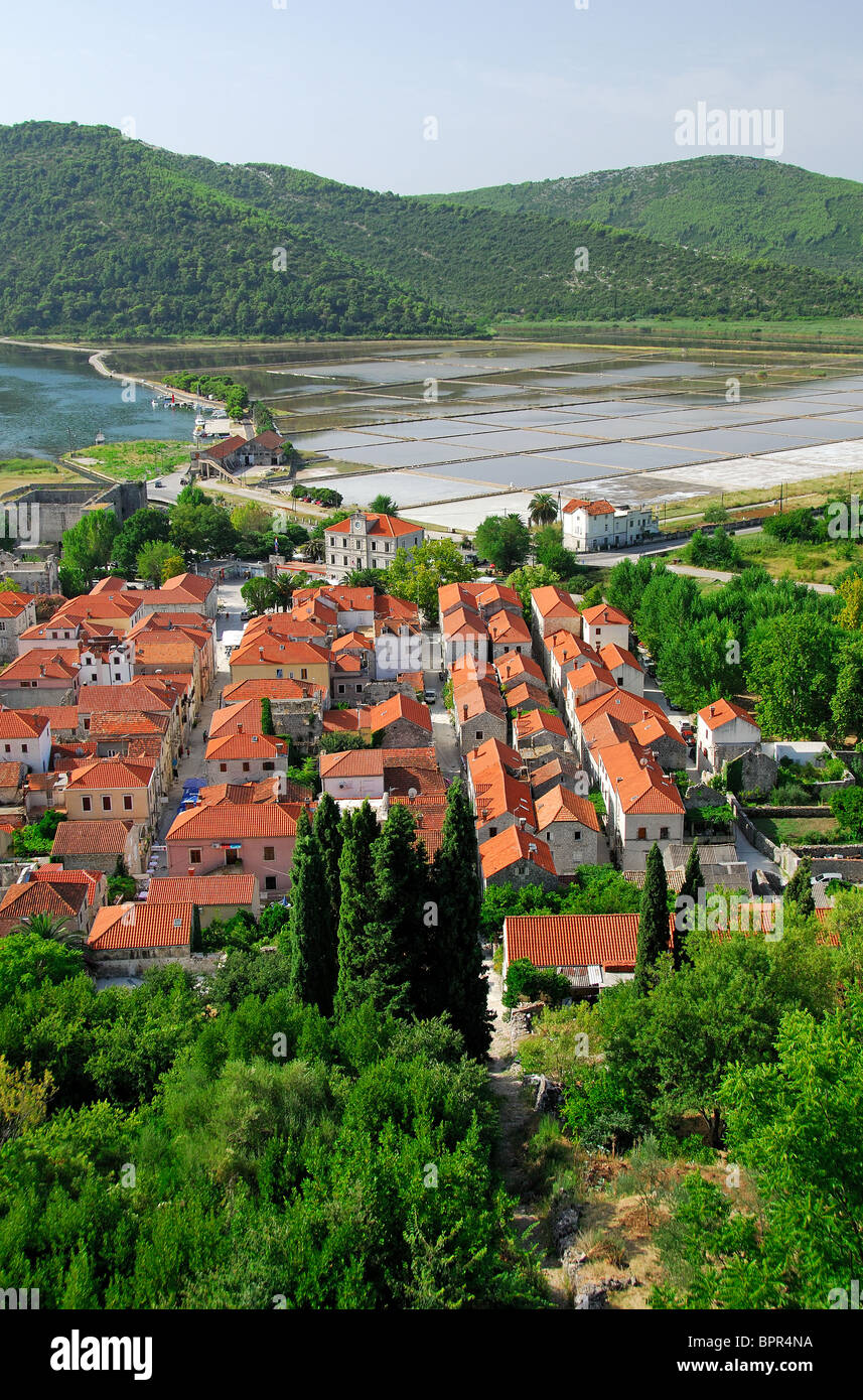La Croazia. Una vista della città di Ston, con saline dietro, sulla penisola di Peljesac. Foto Stock
