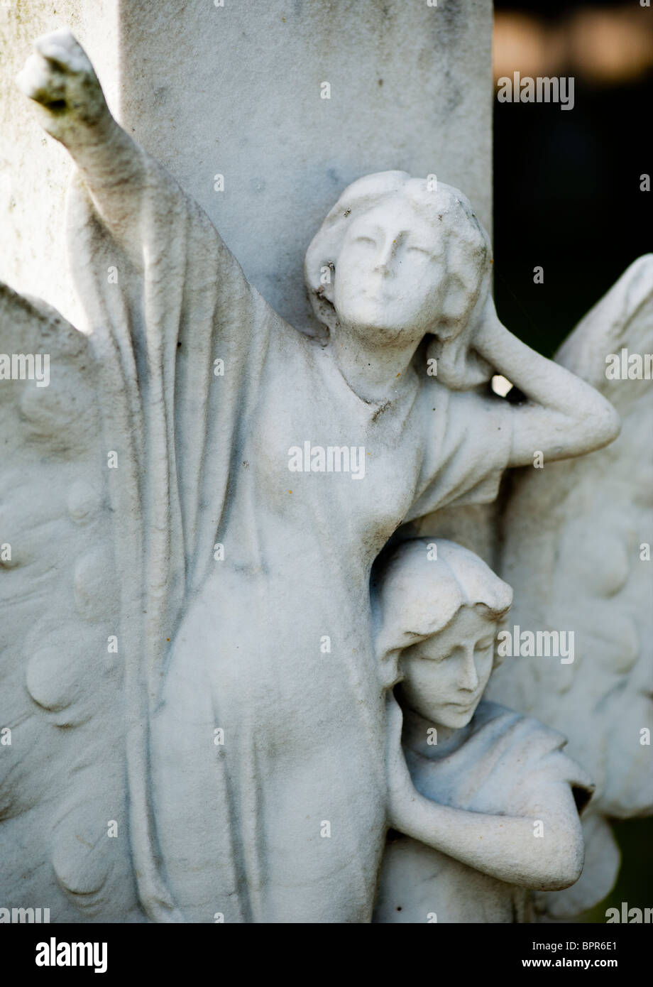 Angelo statue / incisioni su pietra grave Foto Stock