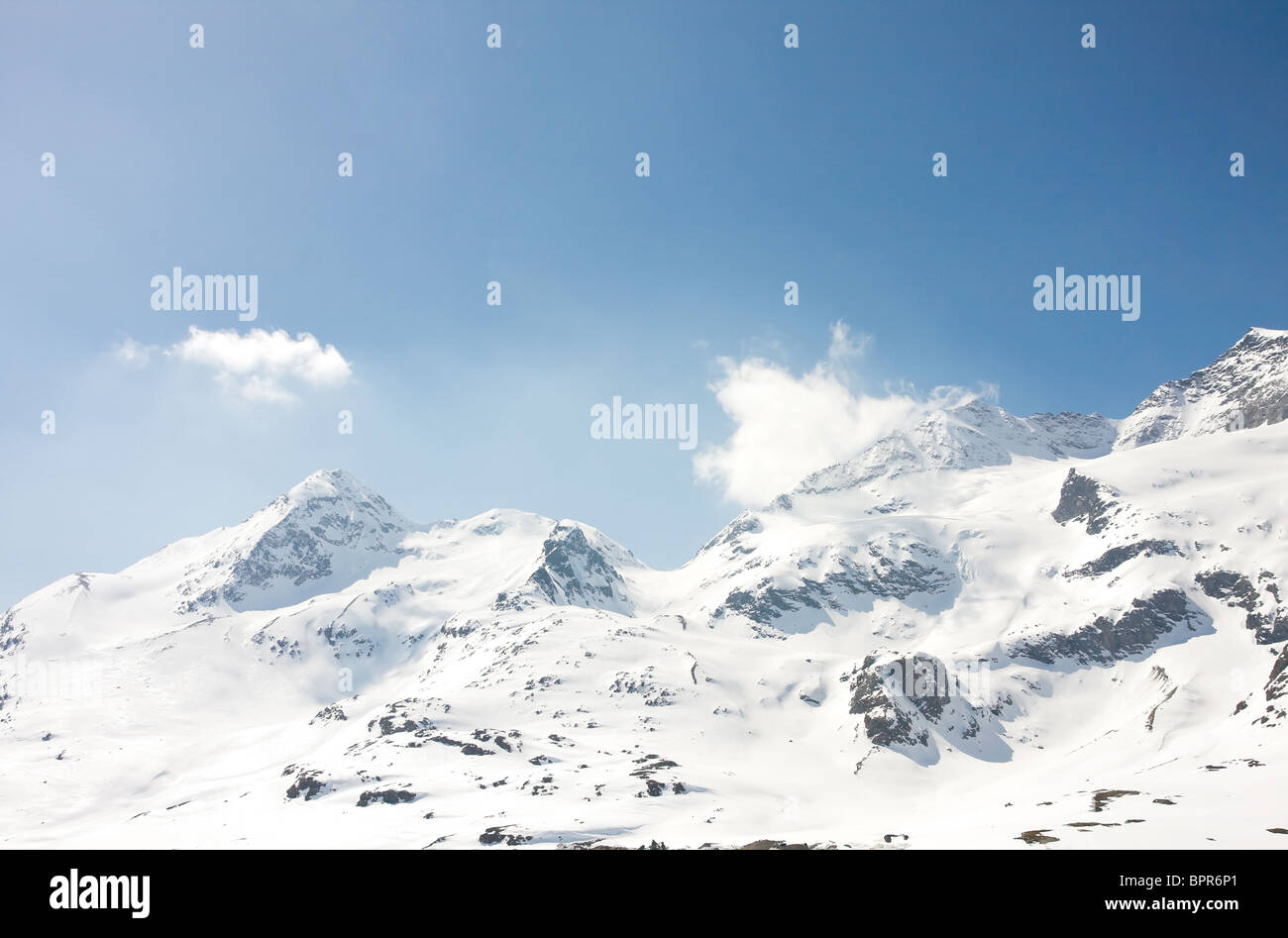 Le Alpi in inverno visto dal Passo Bernina in Svizzera. Foto Stock