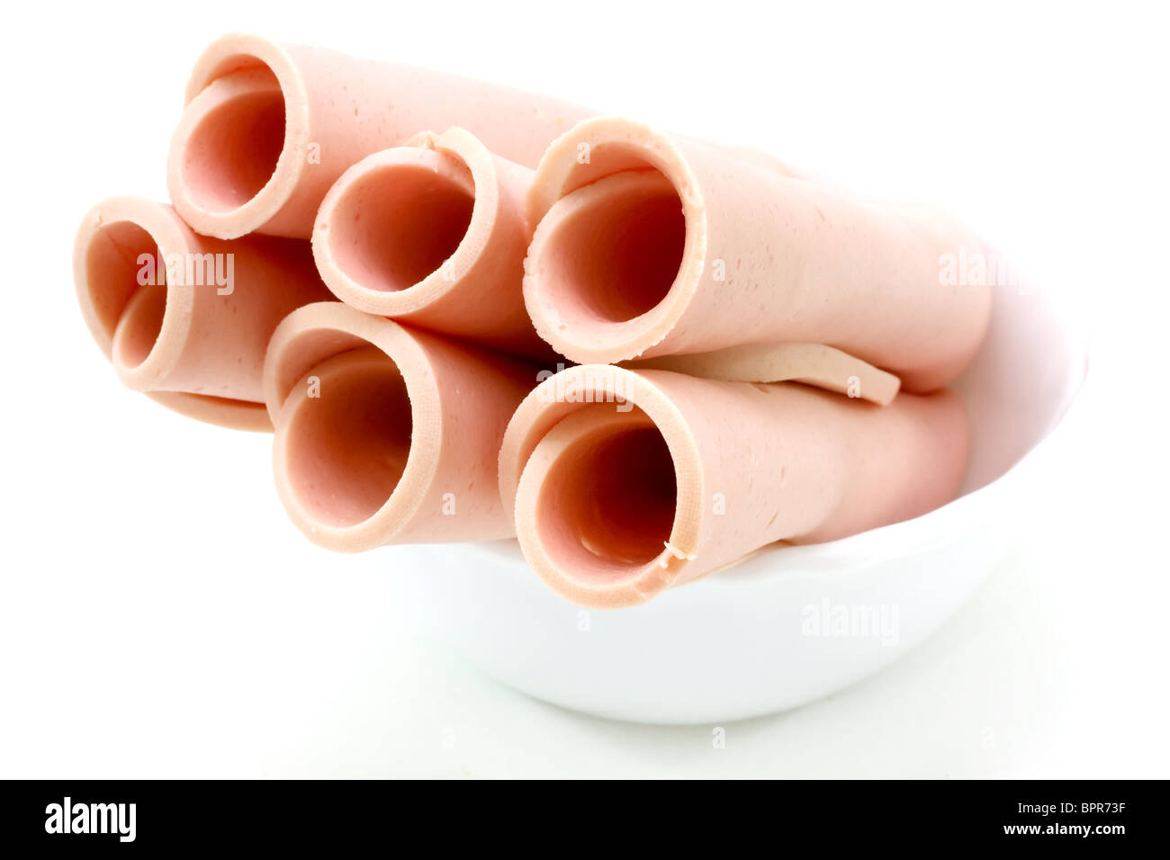 Salame rotoli isolato su bianco. Foto Stock