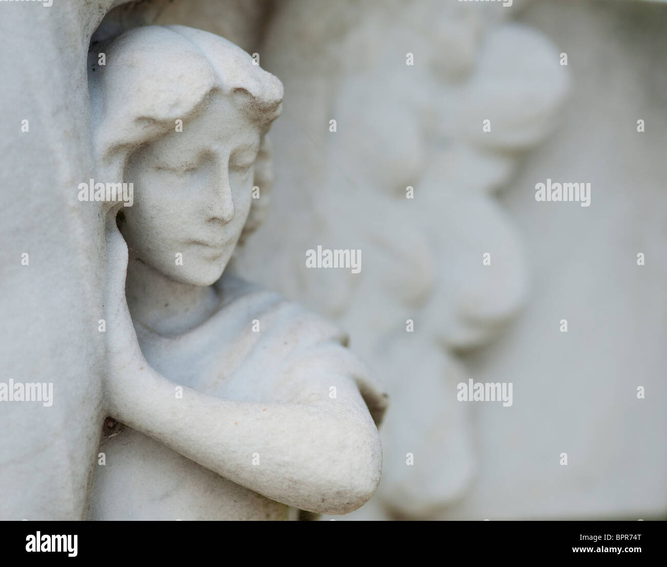 Angelo statue / incisioni su pietra grave Foto Stock