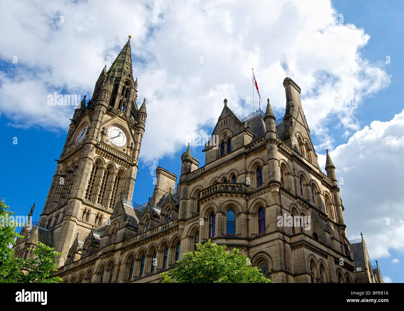 Ampio angolo di visione di Manchester Town Hall contro il cielo blu Foto Stock