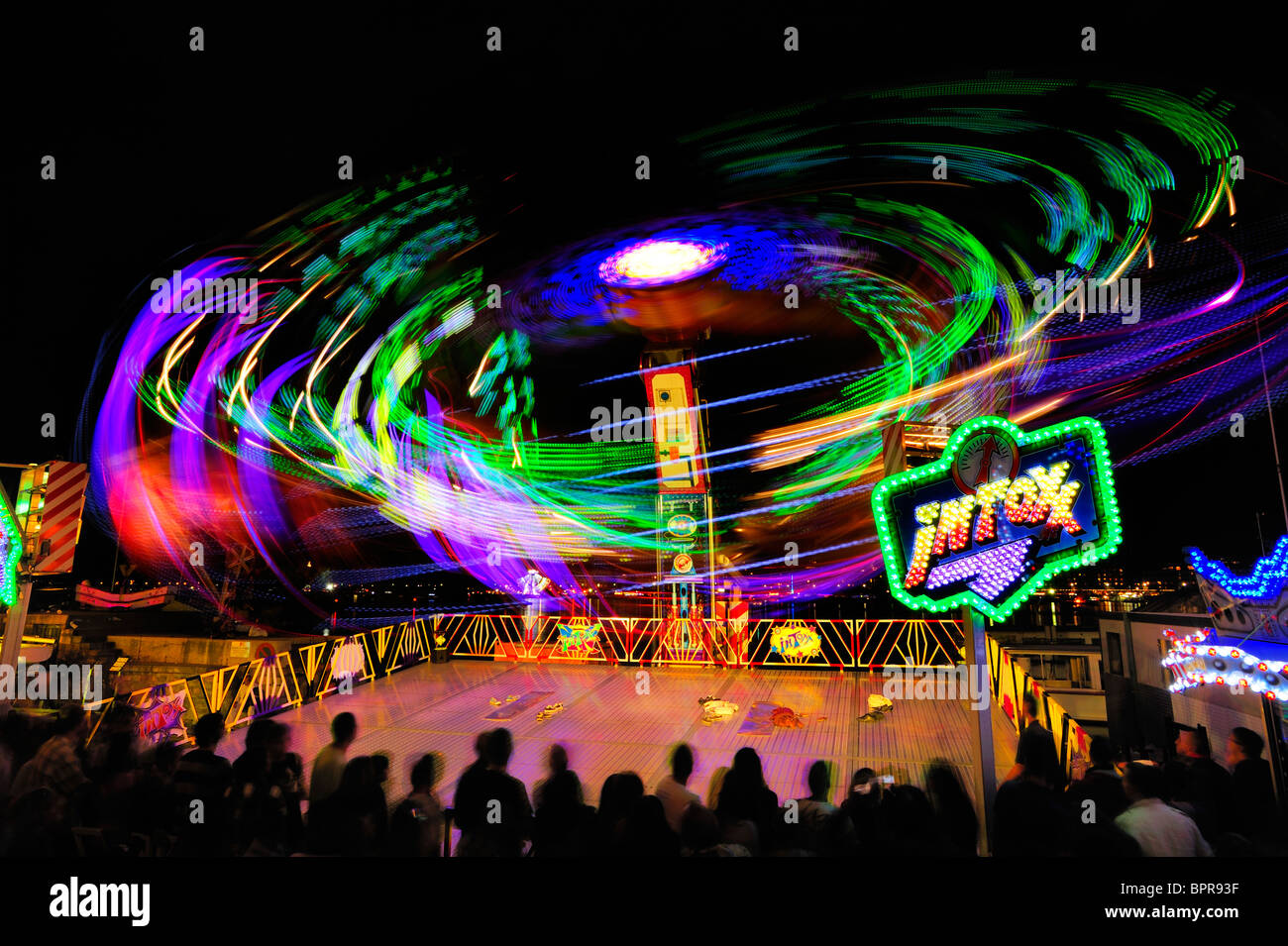 Fairground Ride al Fetes de Geneve Ginevra svizzera. Una lunga esposizione creazione di sfocatura del movimento Foto Stock